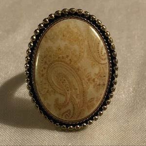 Beautiful cream & gold paisley Old Navy ring.